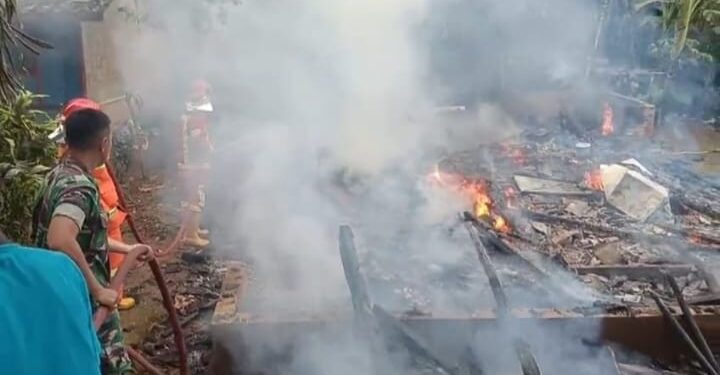 Ditinggal Berjualan Makanan, Rumah Warga Desa Cibadak Cibeber Ludes Terbakar