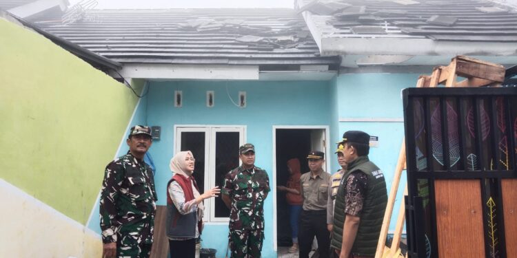 Puluhan Rumah Rusak Terdampak Puting Beliung di Gekbrong, Dandim 0608/Cianjur Tinjau Lokasi