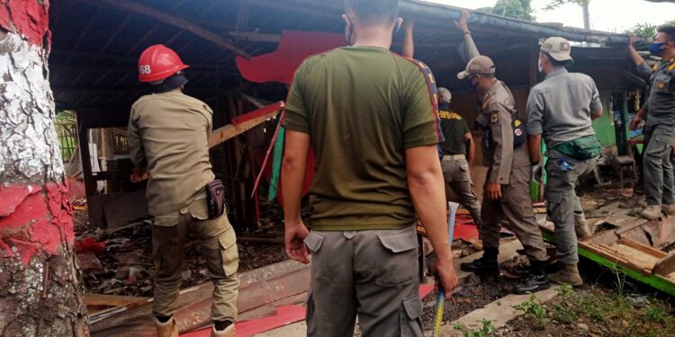 Cegah Dijadikan Tempat Mesum, Puluhan Kios Terbengkalai Dibongkar Satpol PP Cianjur