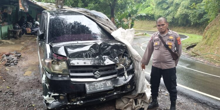 Brak! Mobil Tabrak Sepeda Motor di Cibeber, Pengendara Terluka hingga Ditangani Medis