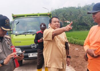 Akses Jalan Perusahaan Peternakan Ayam di Cikalongkulon Diduga Caplok Tanah Desa
