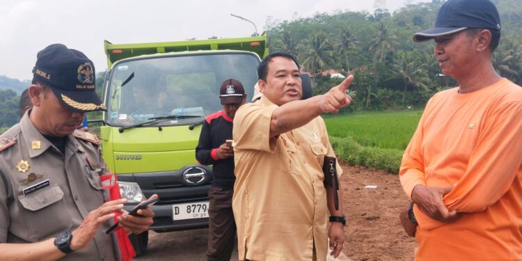 Akses Jalan Perusahaan Peternakan Ayam di Cikalongkulon Diduga Caplok Tanah Desa
