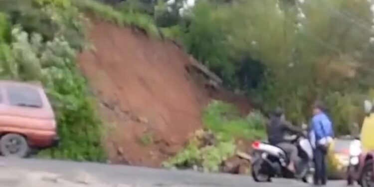 Tebing di Jalan Cipanas-Puncak Longsor, Arus Kendaraan Sempat Tersendat