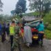 Elf Jurusan Cianjur-Kalapanunggal Tertimpa Pohon Tumbang di Sukanagara, Sopir Alami Luka Benturan