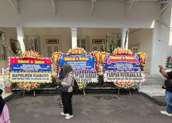 Karangan Bunga Praktisi Hukum Kenamaan Cianjur Berada Paling Depan