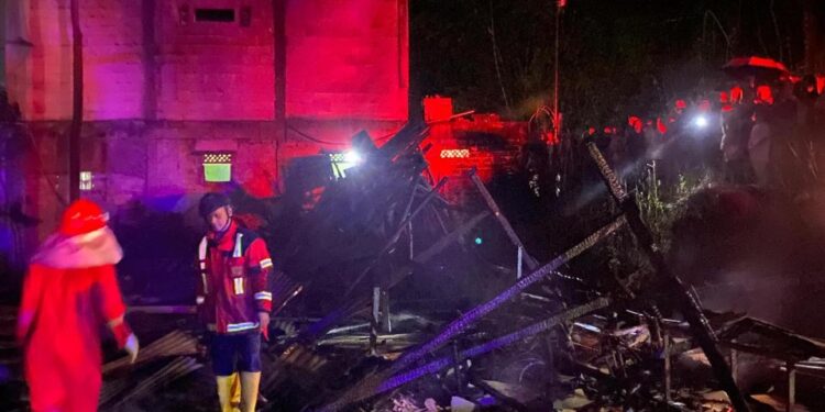 Diduga akibat Kompor Meledak, Rumah Warga di Mande Ludes Terbakar