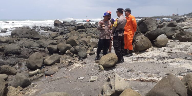 Perahu Terhempas Ombak, Nelayan Asal Garut Tenggelam di Perairan Cidaun