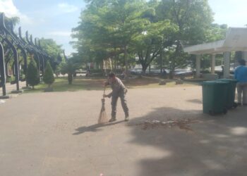 Puluhan Anggota Satpol PP Cianjur Turut Membersihkan Alun-alun yang Akan Digunakan Salat Ied
