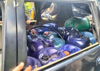 Senggol Mobil Fortuner, Sebuah Mobil Angkut Jerigen Berisi BBM Dirusak Massa di Cikalongkulon