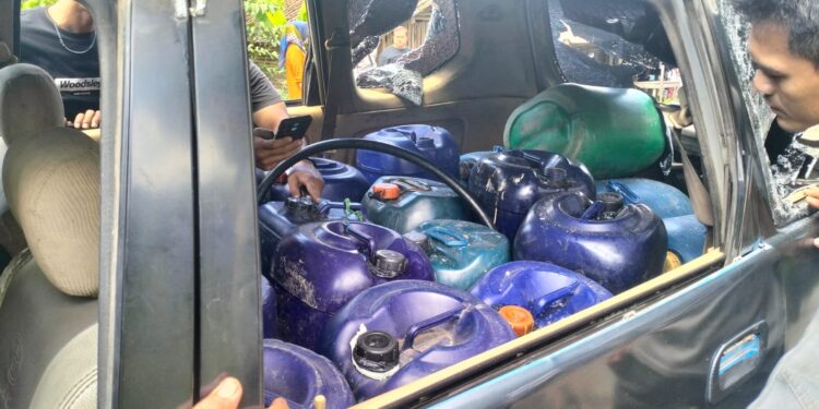 Senggol Mobil Fortuner, Sebuah Mobil Angkut Jerigen Berisi BBM Dirusak Massa di Cikalongkulon