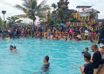 Tawarkan Fasilitas Nyaman, Kolam Renang Dermaga Laut Cibogo Diserbu Pengunjung saat Libur Lebaran