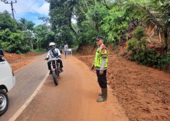 Ruas Jalan Provinsi yang Tertimbun Longsor di Cibinong Sudah Bisa Dilintasi