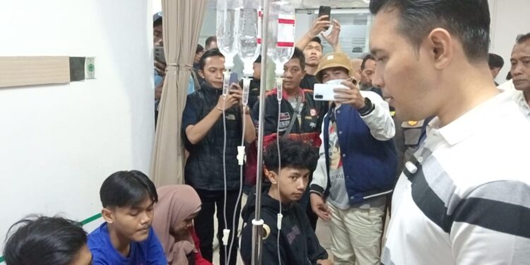 Bupati Jenguk Korban Dugaan Keracunan Program MBG, Instruksikan Puskesmas Ikut Pantau Kondisi Siswa