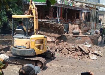 Pemkab Cianjur Bongkar Bangunan Diduga Penyebab Banjir di Sukaluyu