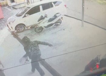 Embat Helm di Parkiran SMK Kesehatan Bhakti Medika Cianjur, Aksi Pelaku Terekam CCTV