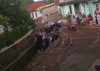 Sopir Diduga Ngantuk Saat Parkir, Sebuah Mobil Nyungsep ke Parit di Cugenang