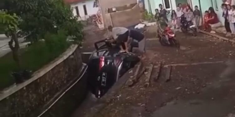 Sopir Diduga Ngantuk Saat Parkir, Sebuah Mobil Nyungsep ke Parit di Cugenang