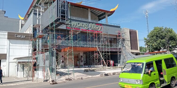 Videotron Milik Restoran di Jalan Raya Bandung Diduga Langgar Aturan