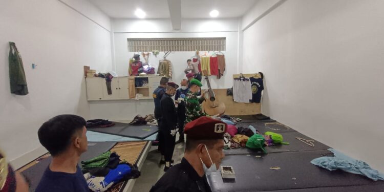 Warga Binaan Kaget, Tim Gabungan Tiba-tiba Menggeledah Sel di Lapas Cianjur