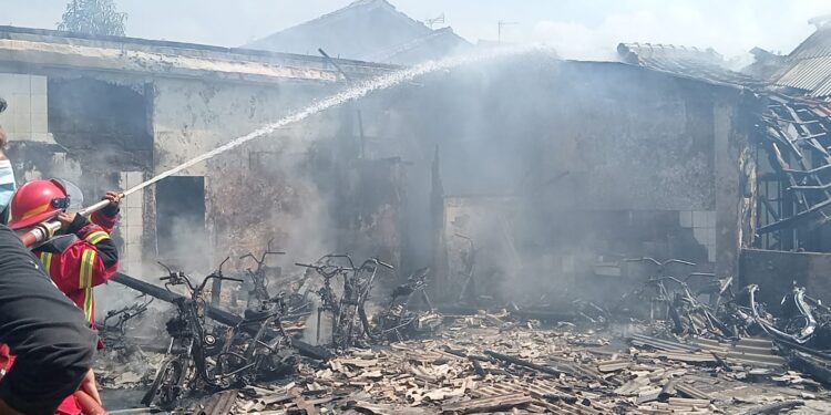 Kebakaran di Gang Guntur 3 Hanguskan Dua Rumah dan Belasan Sepeda Motor