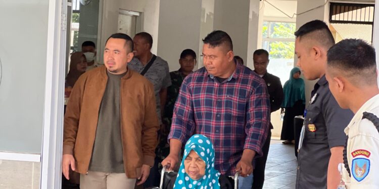 Kondisi Nenek yang Dianiaya Warga Berangsur Pulih, Kuasa Hukum Antarkan Pulang ke Rumah dari RSUD Sayang