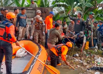 Momen Memperingati Hari Lingkungan Hidup Sedunia, Bupati Turun Langsung Bersihkan Sampah di Aliran Sungai