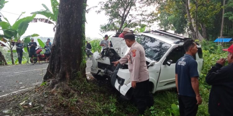 Mobil Tabrak Pohon, Kades Mekarsari dan Istri Serta Satu Orang Anak Meninggal Dunia