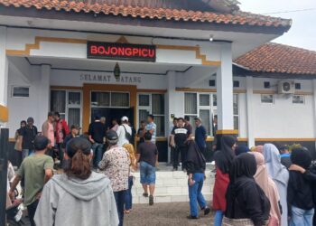 Tuntut Kades Cibarengkok Mundur, Ratusan Warga Geruduk Kantor Kecamatan Bojongpicung