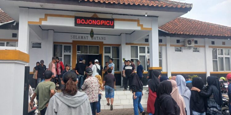 Tuntut Kades Cibarengkok Mundur, Ratusan Warga Geruduk Kantor Kecamatan Bojongpicung
