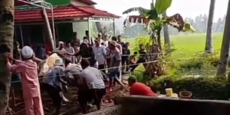 Sapi Ngamuk Saat Hendak Disembelih, Seorang Panitia Kurban Alami Patah Tulang