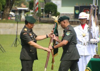 Penuh Khidmat, Sertijab Danyonif 300/Brajawijaya dan Danyon Armed 5 Pancagiri Dilaksanakan Bersamaan