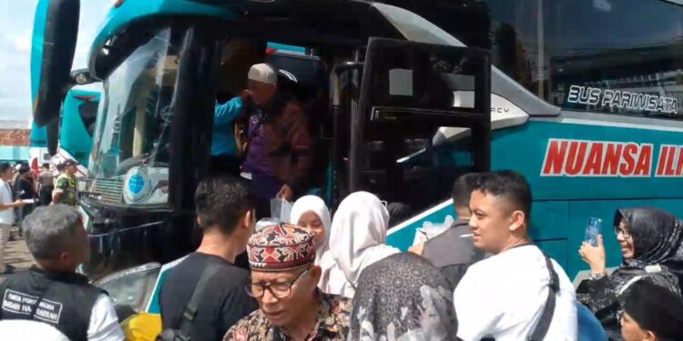 Jemaah Haji Kloter JKS-13 Tiba di Cianjur, Keluarga Penjemput Membeludak
