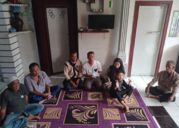 MENYANTUNI, PT Lianhua Leather Industry (LLI), memberikan santunan kepada salah satu ahli waris yang meninggal karena kecelakaaan kerja. (Dok. Istimewa)