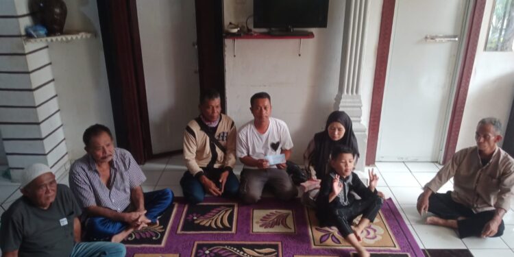 MENYANTUNI, PT Lianhua Leather Industry (LLI), memberikan santunan kepada salah satu ahli waris yang meninggal karena kecelakaaan kerja. (Dok. Istimewa)