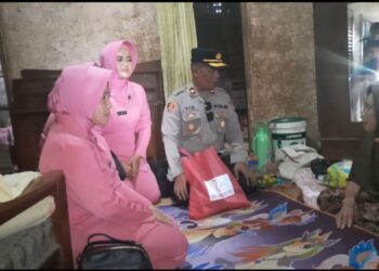 Sambut HUT ke-79 Bhayangkara, Polsek Cibeber Bagikan 100 Paket Sembako