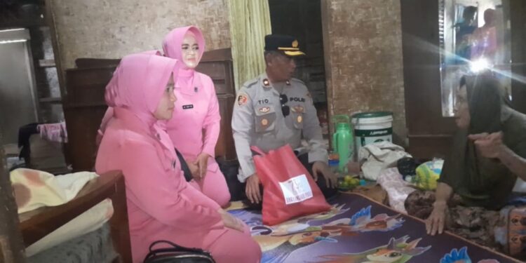 Sambut HUT ke-79 Bhayangkara, Polsek Cibeber Bagikan 100 Paket Sembako
