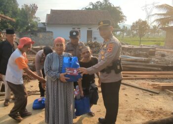 Menyambut Hari Bhayangkara ke-79, Polsek Mande Salurkan Paket Sembako kepada Masyarakat