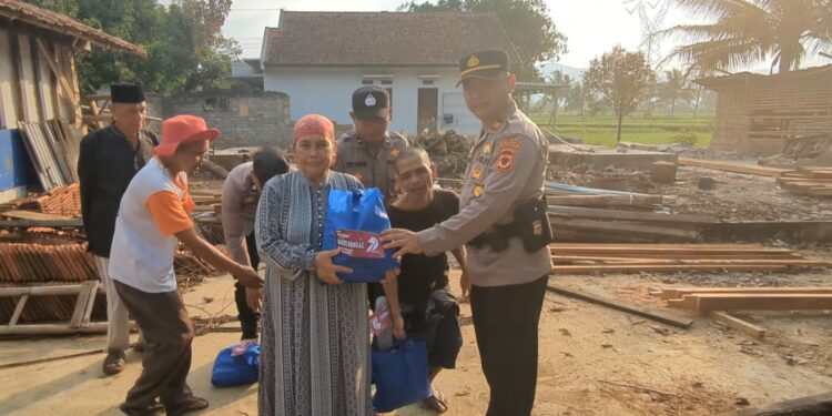 Menyambut Hari Bhayangkara ke-79, Polsek Mande Salurkan Paket Sembako kepada Masyarakat