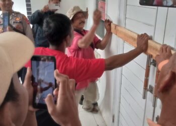 Warga Demo Desa Wangunjaya, Kuasa Hukum Kades : Ada Mobilisasi Pembohongan Aksi!