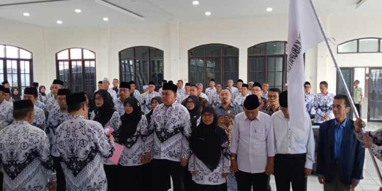Pengurus DKGI dan LKBH Dilantik Ketua PGRI Kabupaten Cianjur