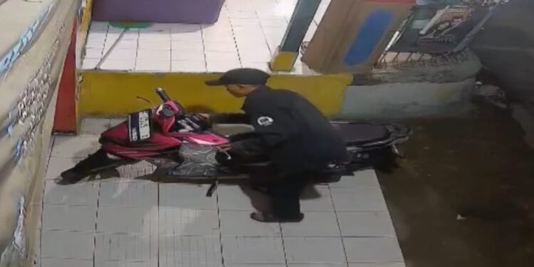 Aksinya Terekam CCTV, Pelaku Curanmor di Sukamaju Tertangkap Warga