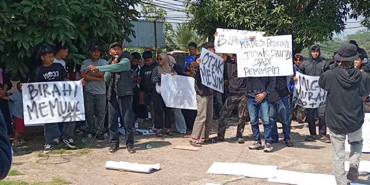 Didemo Ratusan Masyarakat, Kepala Desa Sukaraharja Mundur