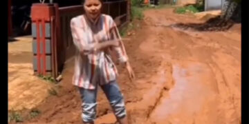 Protes Jalan Rusak belum Diperbaiki, Seorang Perempuan Muda Uring-uringan di Media Sosial