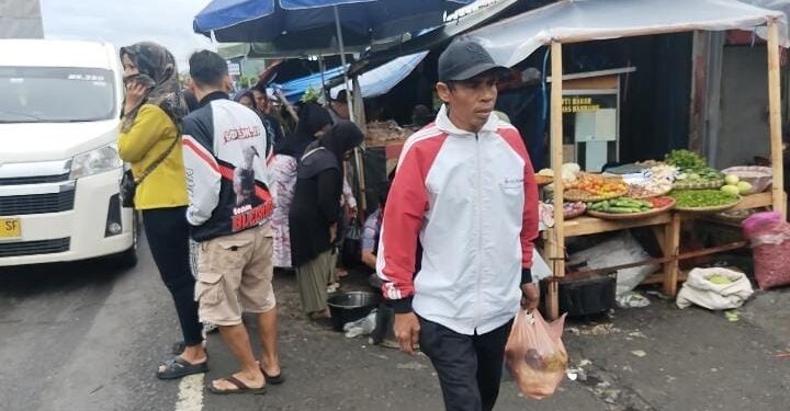 Oknum Pegawai Kecamatan Diduga Bekingi Pasar Tumpah di Gekbrong?