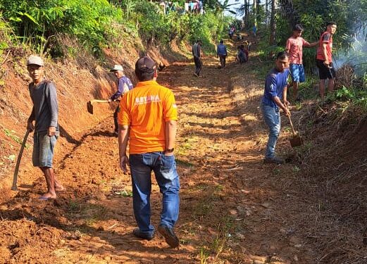 Warga Desa Girijaya Gotong Royong Bersihkan Jalan Sepanjang 3 Kilometer