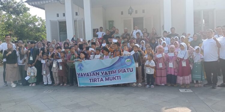 Perumdam Tirta Mukti Cianjur Santuni Anak Yatim Sekaligus Berikan Perlengkapan Sekolah