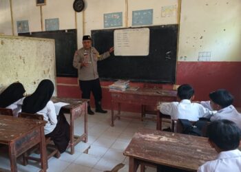 Bhabinkamtibmas Desa Leuwikoja Ajari Siswa Bahasa Inggris di MIs Al-Jihad
