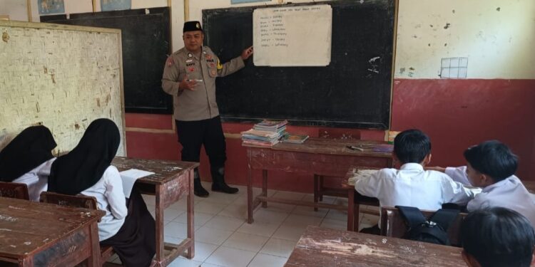 Bhabinkamtibmas Desa Leuwikoja Ajari Siswa Bahasa Inggris di MIs Al-Jihad