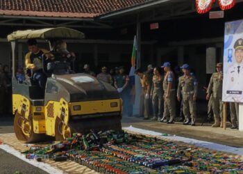 Ribuan Botol Miras Dimusnahkan dengan Cara Digilas Alat Berat, Bupati: Upaya Menekan Penyakit Masyarakat!