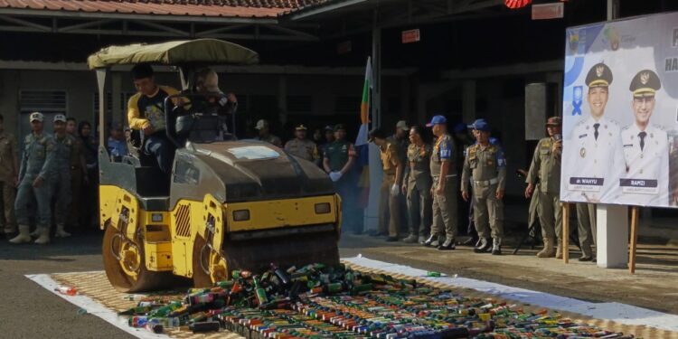 Ribuan Botol Miras Dimusnahkan dengan Cara Digilas Alat Berat, Bupati: Upaya Menekan Penyakit Masyarakat!